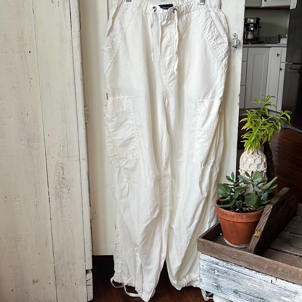 AEROPOSTALE PARACHUTE CARGO PANTS CREAMY WHITE 70% cotton 30% nylon.  Dreamy!